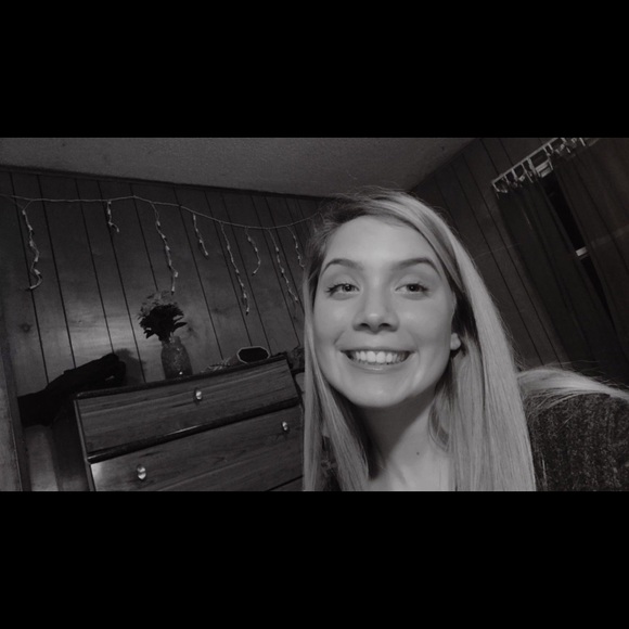 Meet your Posher, Allyssa - Picture 5 of 5